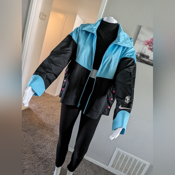 Beautiful summer women coat which is mixed by blue ,black and pink color. - Picture 4 of 8